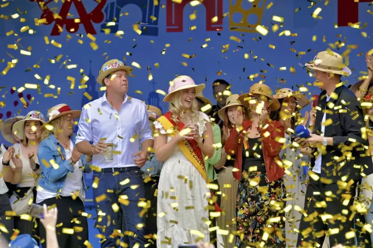 Goldener Konfettiregen signalisiert in Frankenthal: Das Strohhutfest ist offiziell er&ouml;ffnet.