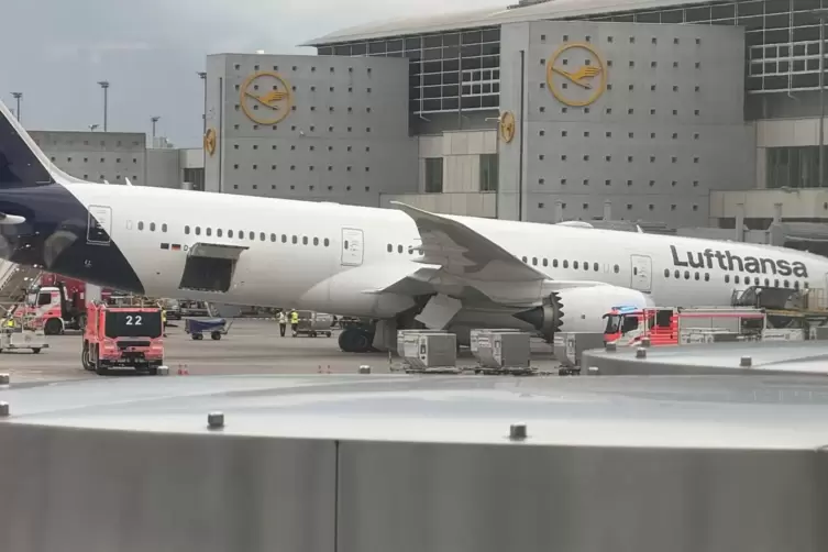 Flughafen Frankfurt - Dreamliner Fahrwerk knickt ein