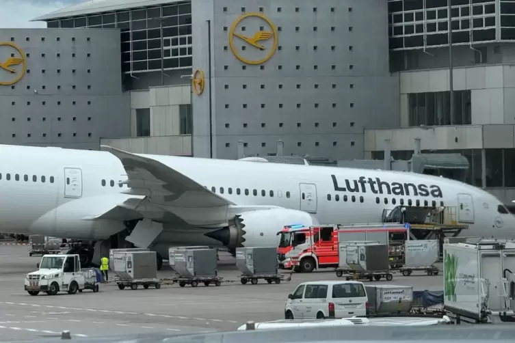 Flughafen Frankfurt - Dreamliner Fahrwerk knickt ein