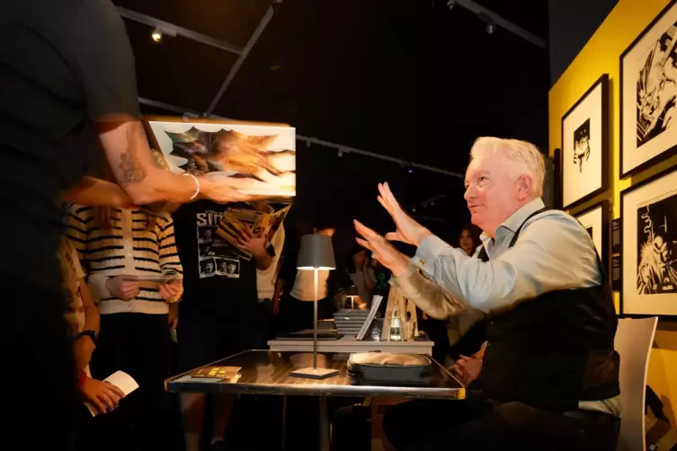 Mike Perkins beim Signieren. 