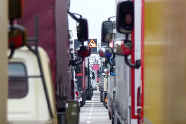 Mehrere Lkw stehen im Stau auf der A2