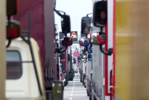 Mehrere Lkw stehen im Stau auf der A2