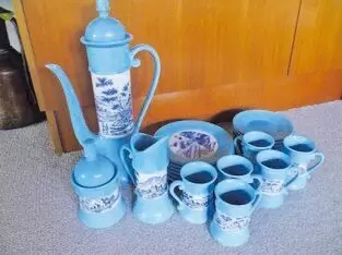 60er Jahre, wohl Italien, Keramik. Höhe der Kanne ist 42 cm. 60 €.