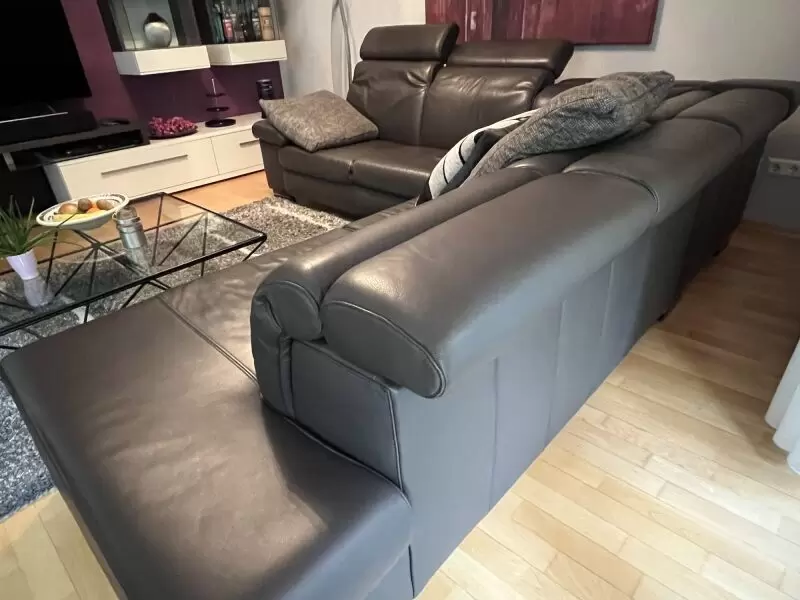 11254650_10_1 Dickledercouch Farbe Schiefer, 6*Kopfteilverstellung, gepflegter guter Zustand, Schenkelmaße 274 cm x 282 cm, Sitzhöhe 41 cm; ma
