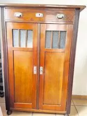 11254637_10_1 Maße: 90 x 43 x 33 cm und ovaler Spiegel mit Holzrahmen Maße 59 x 92 cm abzugeben für zusammen 70,00 Eur