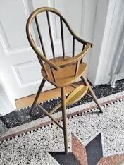 Kinderhochstuhl in gutem Zustand, zu verkaufen. Als Deko für Puppen auch geeignet. 15€ VB