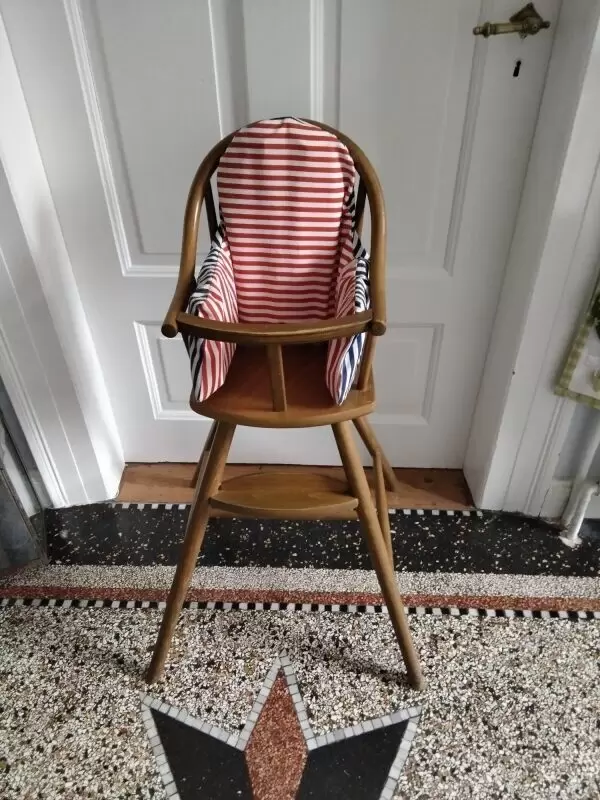 Kinderhochstuhl in gutem Zustand, zu verkaufen. Als Deko für Puppen auch geeignet. 15€ VB