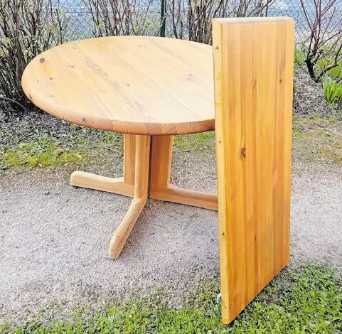 Kiefer rund 105 cm Durchmesser, Höhe 75 cm, mit 45 cm Zwischenstück auf 150 cm verlängerbar (oval) leichte Gebrauchsspuren. Abzu