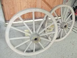 Hallo. Verkaufe 2 gut erhaltene Wagenräder von einem Heuwagen. Für Dekorationszwecken geeignet. Durchmesser 115 cm.Bei weiteren