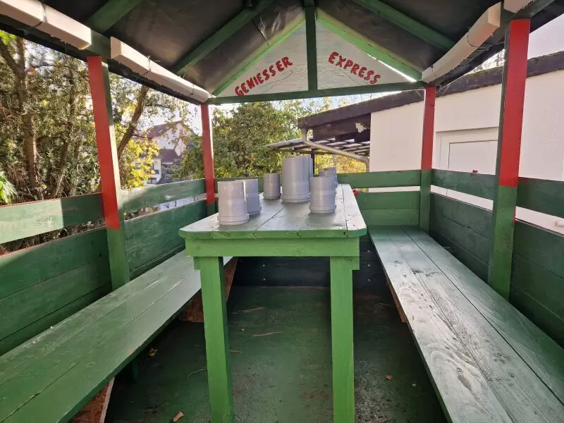 11254643_10_1 für den Traktor für Ausflugsfahrten »Weck Worscht und Wein« Sitze max. 10 P., Tisch fest montiert, Getränkehalter usw. neue Rei