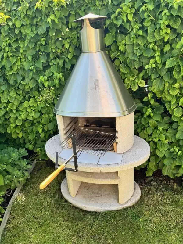 11254610_10_1 Stationärer Gartengrill / Kamingrill weiß (frisch gereinigt) mit Edelstahlhaube, Grillrost und Schwenkrost an Selbstabholer zu v