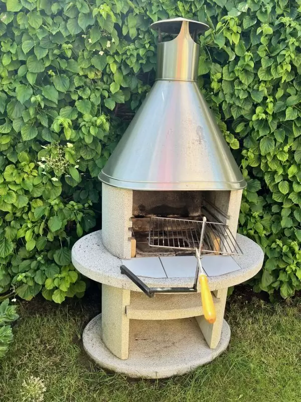 11254610_10_1 Stationärer Gartengrill / Kamingrill weiß (frisch gereinigt) mit Edelstahlhaube, Grillrost und Schwenkrost an Selbstabholer zu v