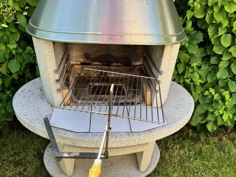 11254610_10_1 Stationärer Gartengrill / Kamingrill weiß (frisch gereinigt) mit Edelstahlhaube, Grillrost und Schwenkrost an Selbstabholer zu v