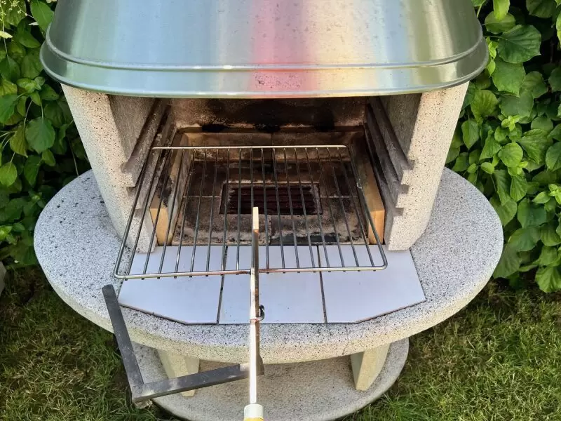 11254610_10_1 Stationärer Gartengrill / Kamingrill weiß (frisch gereinigt) mit Edelstahlhaube, Grillrost und Schwenkrost an Selbstabholer zu v