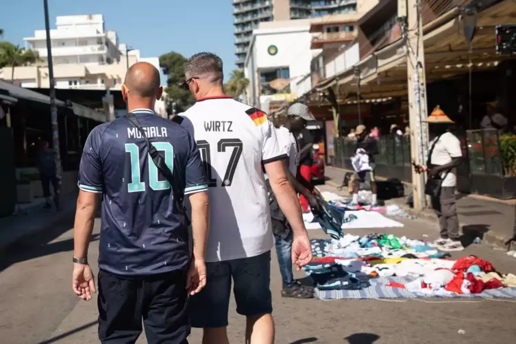Verkauf gefälschter Trikots auf der Straße