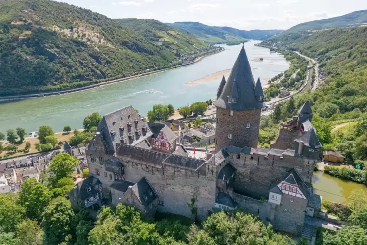 Burg Stahleck &uuml;ber dem Rhein bei Bacharach
