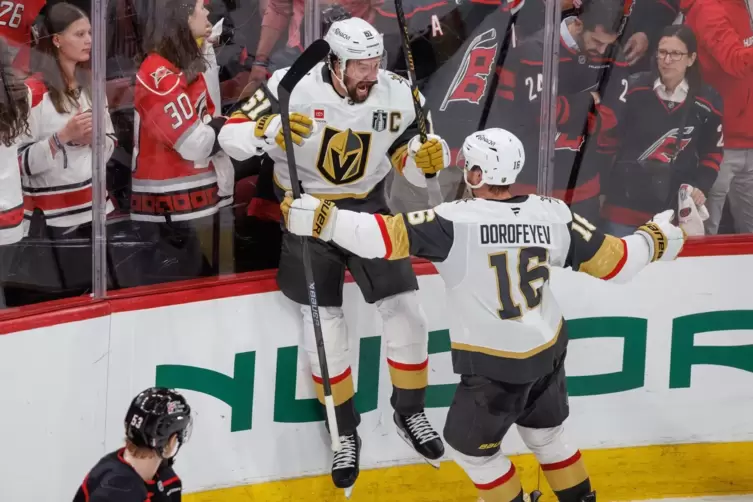 Carolina Hurricanes - Vegas Golden Knights
