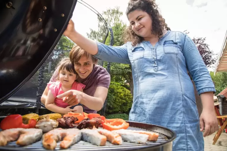 Eine Familie grillt zusammen