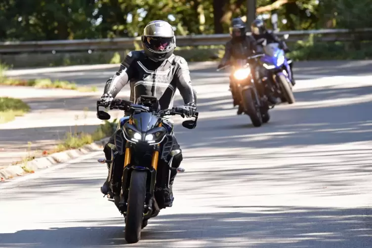 Motorradfahrer auf Landstrasse