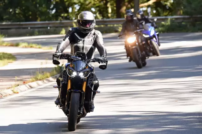 Motorradfahrer auf Landstrasse