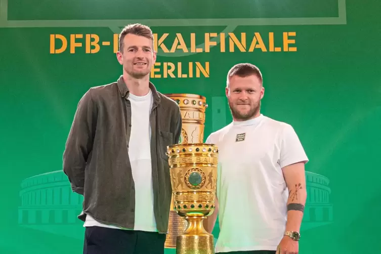 Im Mai 2024 stand der FCK mit dem damaligen Kapit&auml;n Jean Zimmer (rechts) im Pokalfinale gegen Leverkusen. 