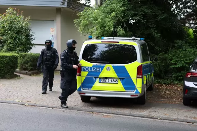 Razzien gegen Großfamilie nach Angriff auf Polizisten
