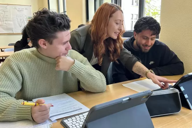 Weil die Klasse eigenständig mit einem Chatbot den Stoff bearbeitet, hat Lehrerin Laura Kurz Zeit für individuelle Fragen.