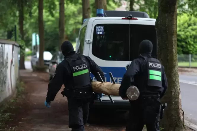 Razzien gegen Großfamilie nach Angriff auf Polizisten