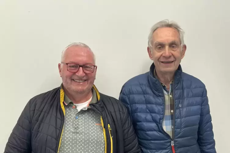 Rainer Welker (links) ist Sprecher der Weinrunde Pf&auml;lzer Musikantenland, Gerd Schmidt-Z&ouml;llner der Archivar.