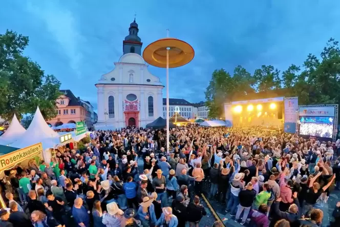 Party auf dem Frankenthaler Strohhutfest: der Rathausplatz am Donnerstagabend.