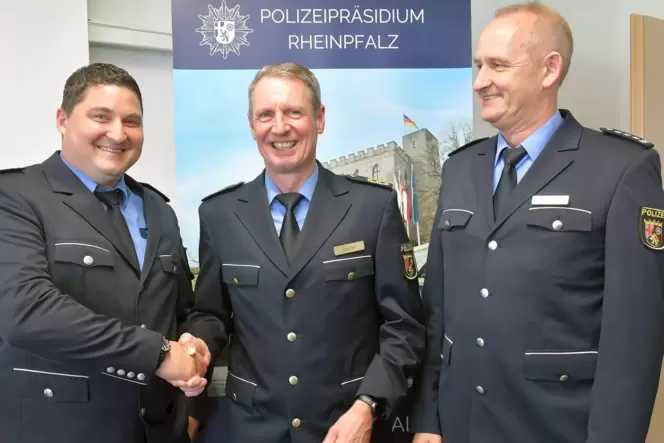 Rückwirkend zum 1. Mai hat Polizeipräsident Andreas Sarter (Mitte) den Ersten Polizeihauptkommissar Jens Völlinger (links) zum n