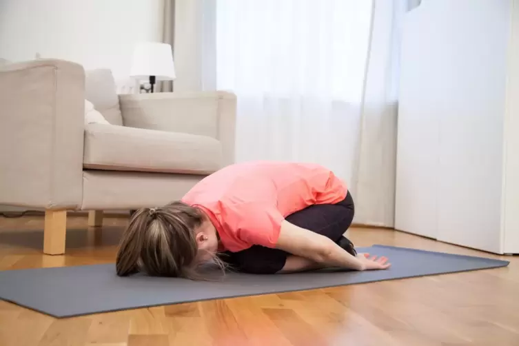 Eihe Frau in der Kind-Pose