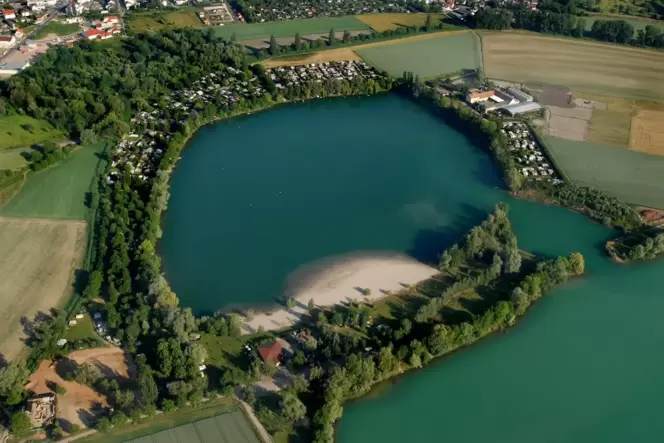 Idylle: Der Steinhäuserwühlsee, auch Bonnetweiher genannt, im Norden von Speyer ist umrahmt von Campingparzellen und verfügt übe Idylle: Der Steinhäuserwühlsee, auch Bonnetweiher genannt, im Norden von Speyer ist umrahmt von Campingparzellen und verfügt übe