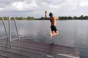 Rein ins Nass: Auch vom Campingareal auf dem Thomashof können Badegäste in den Steinhäuserwühlsee springen.