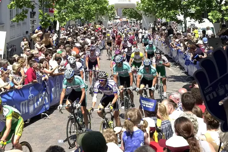 2003, als die Deutschlandtour schon einmal durch Bad D&uuml;rkheim f&uuml;hrte, passierte das Feld den Schlossplatz. 