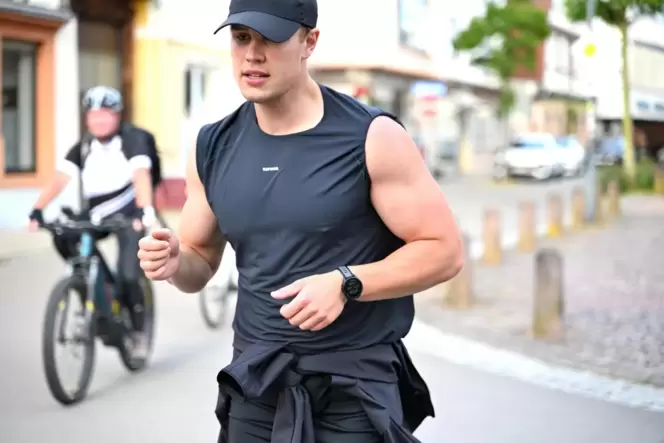 Leon Stoiber joggte auf dem Weg von Merzalben über Kaiserslautern nach Frankenthal auch durch die Rodalber Innenstadt.
