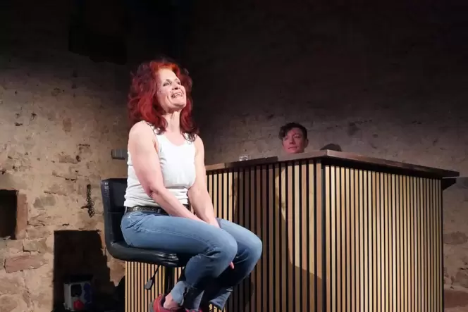 Monika-Margret Steger vom Zimmertheater Speyer überzeugte in »Die Frau, die gegen Türen rannte«.