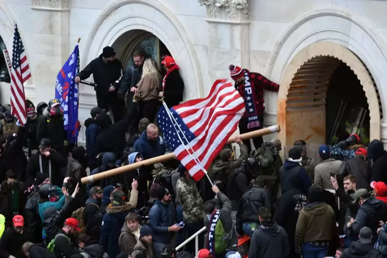 Trump-Anhänger drangen ins US-Kapitol ein
