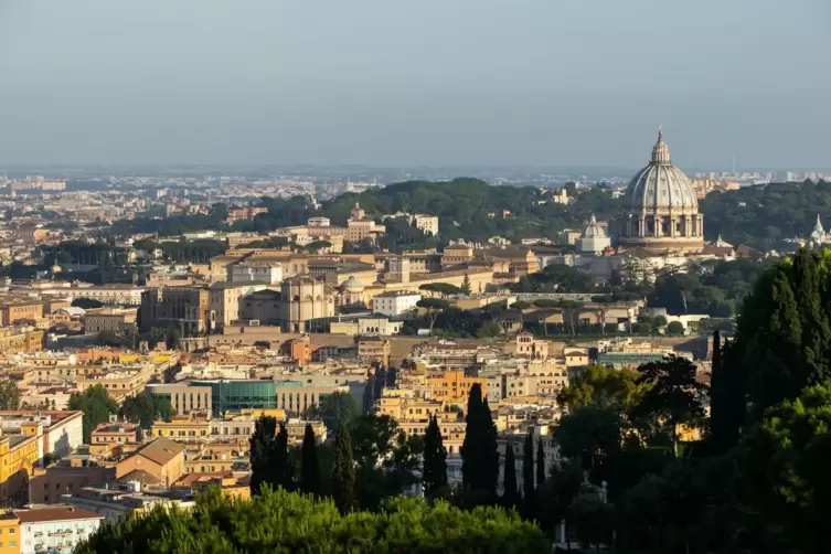 Blick auf die Kuppel des Petersdoms in Rom