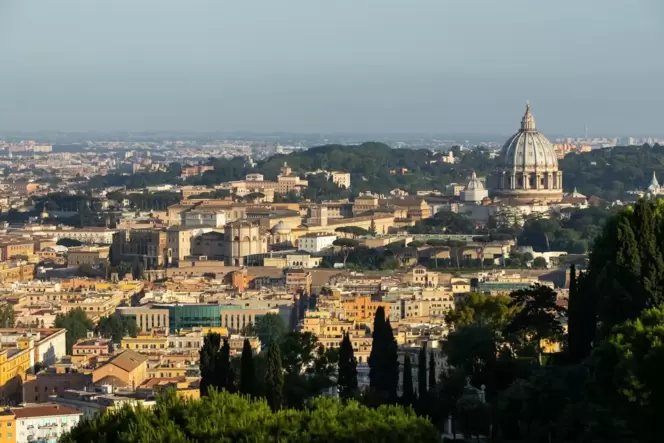 Blick auf die Kuppel des Petersdoms in Rom