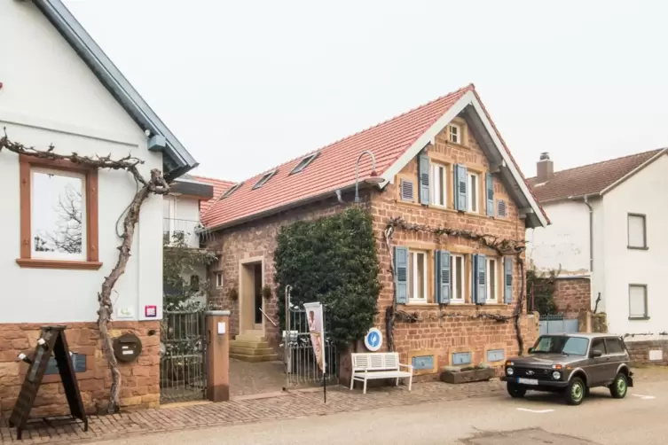 Zweimal Haus und Hof in der Weyherer Stra&szlig;e sind zu einem Weingut vereint. 