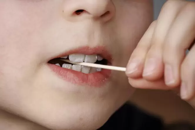 Manche Jugendliche haben sich  gefährliche Nikotin-Zahnstocher angeschafft und an ihren Schulen benutzt.