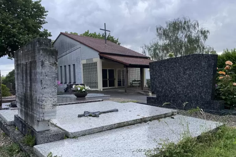 Die Toilette ist Teil dieser Anlage. Aussegnungshalle auf dem Friedhof am s&uuml;dlichen Bockenheimer Ortsrand. 