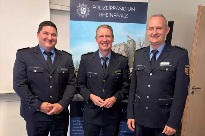 Jens Völlinger (von links), Andreas Sarter und Frank Hoffmann beim offiziellen Amtswechsel im Feuerwehrhaus in Deidesheim.
