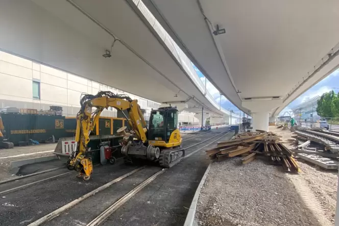 Die Arbeiten an und unter der Konrad-Adenauer-Brücke für die sogenannte Bleichstraßenkurve im Straßenbahnverkehr laufen unvermin