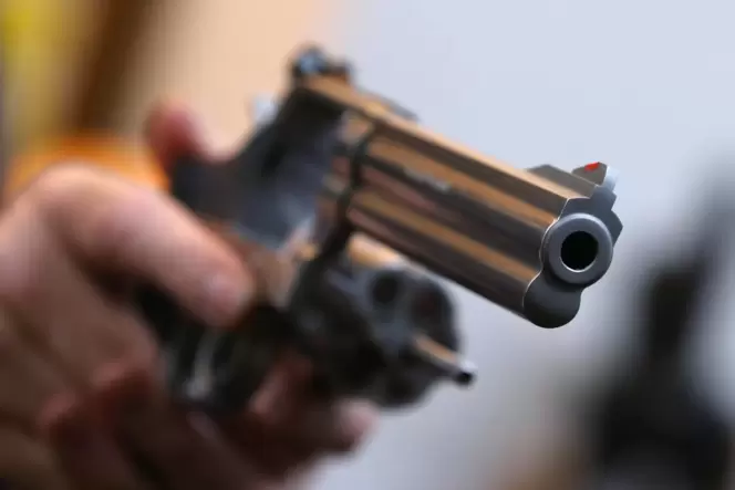 Der Angeklagte soll einem anderen Mann mit einem Revolver in den Oberschenkel geschossen haben.