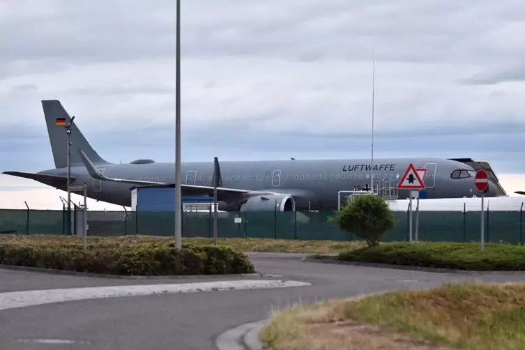 In zwei Airbus A321 landete Steinmeier zusammen mit 135 Diplomaten auf dem Zweibr&uuml;cker Flughafen &ndash; und flog am Mittwochabend von