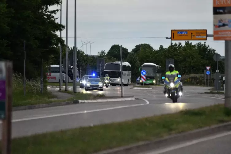 Polizisten sorgen in Vier- oder Zweir&auml;dern f&uuml;r die Sicherheit des Bundespr&auml;sidenten w&auml;hrend seines Saarland-Besuchs.