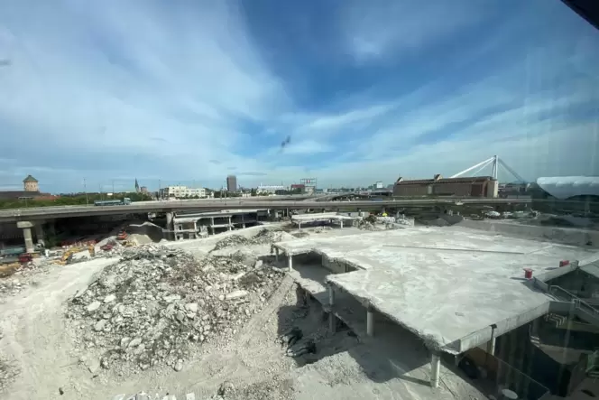Dort, wo das neue, lebendige Stadtquartier entstehen soll, sieht es aktuell ziemlich tot aus. Das Rathaus-Center ist platt, die