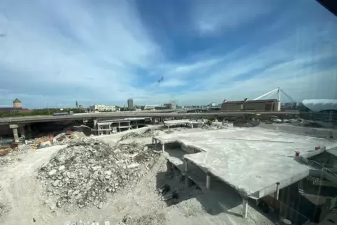 Dort, wo das neue, lebendige Stadtquartier entstehen soll, sieht es aktuell ziemlich tot aus. Das Rathaus-Center ist platt, die 